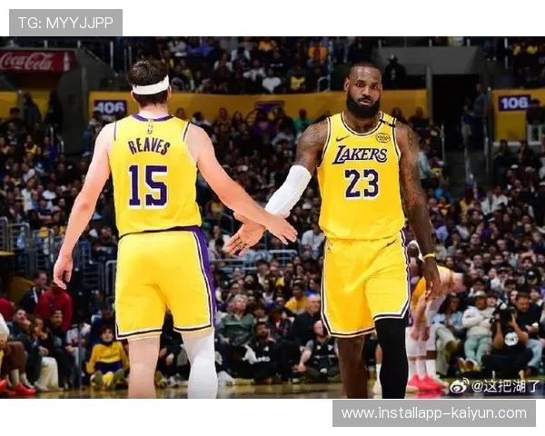 “詹姆斯晒里夫斯拥抱照，密集赛程后休息装备引关注”