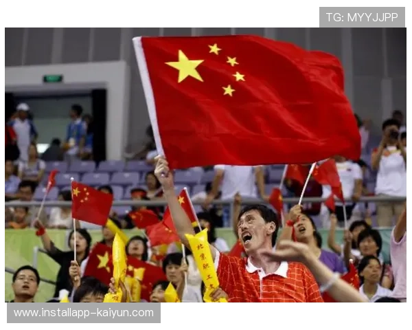 摩纳哥主场球迷挥舞旗帜，致敬老将吉鲁